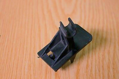 Замена держателя крышки двигателя на TOYOTA Avensis