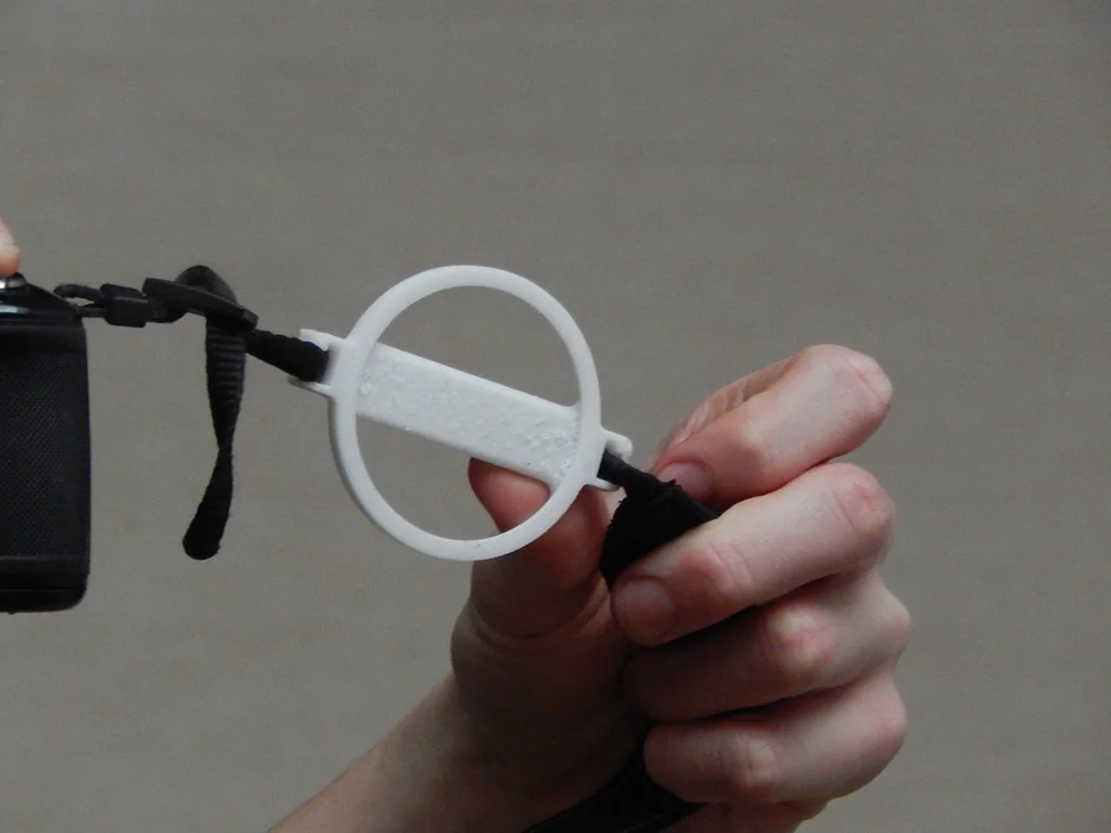 Держатель крышки объектива