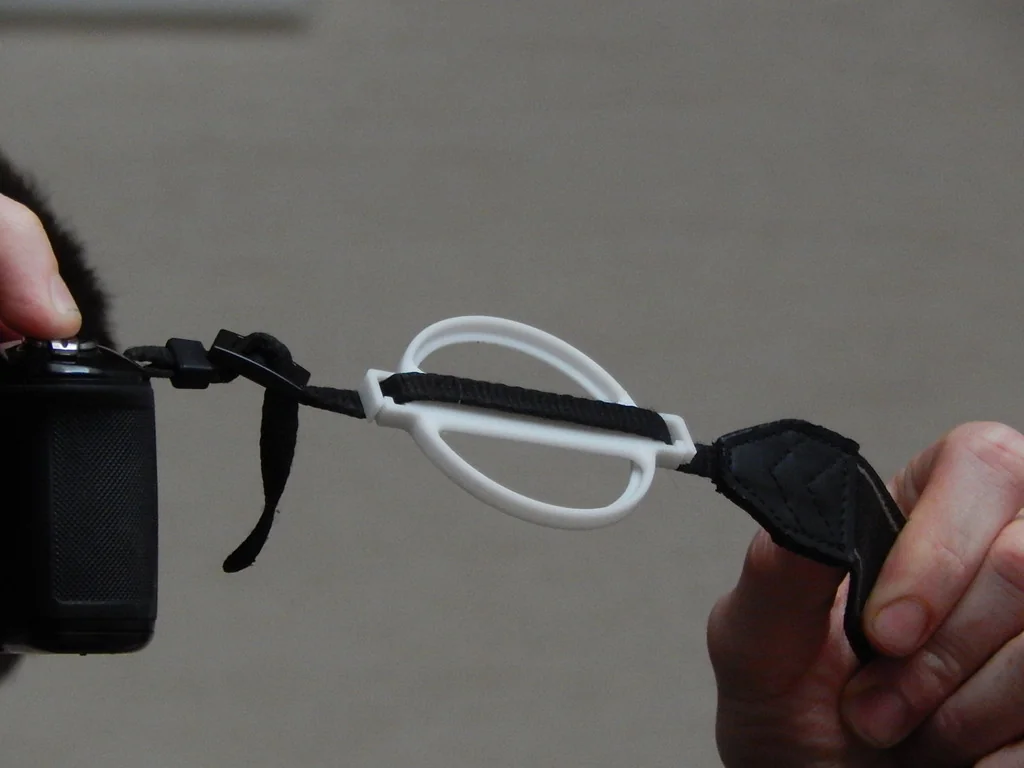 Держатель крышки объектива