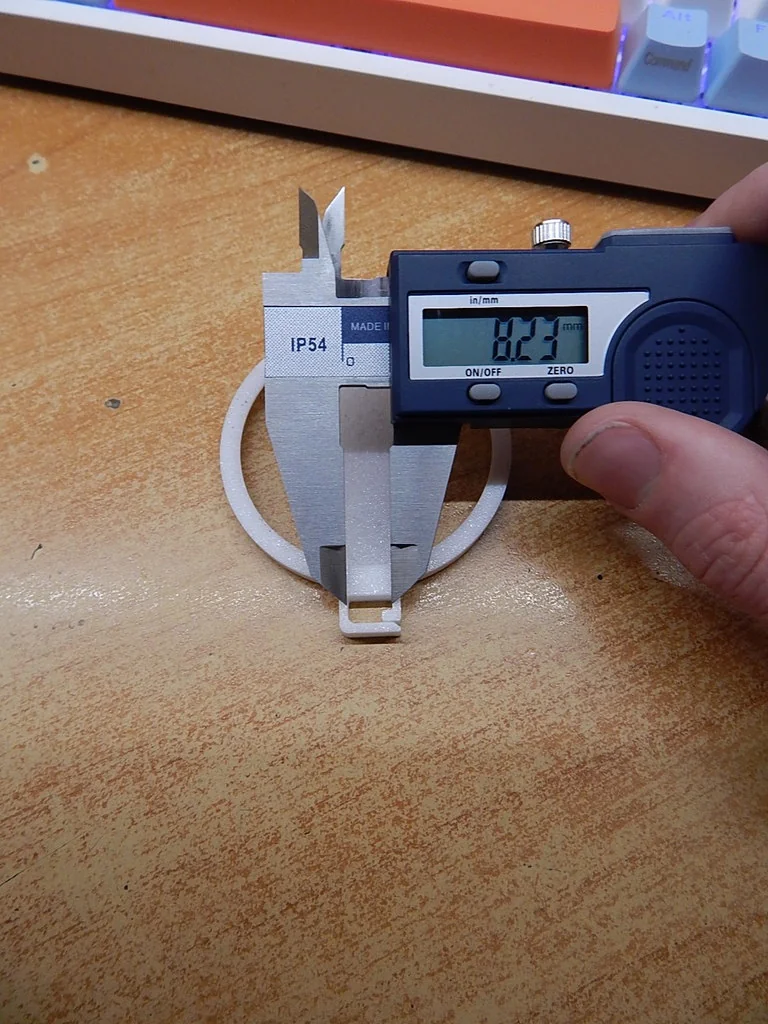 Держатель крышки объектива