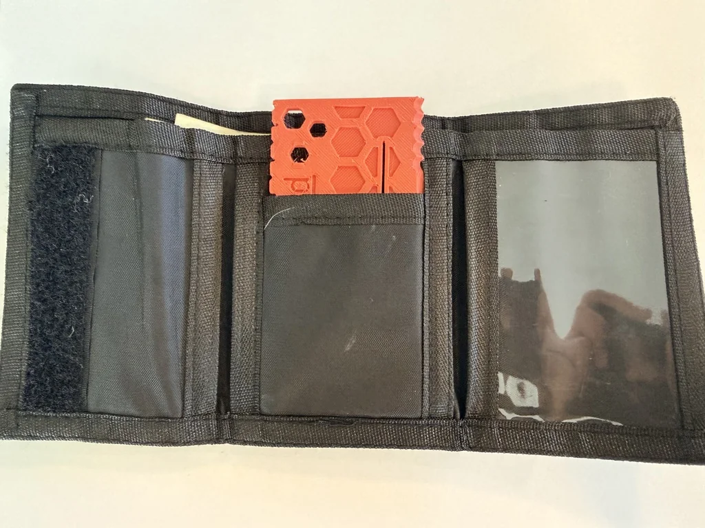 EdgeCard - Многофункциональный инструмент в формате кредитной карты