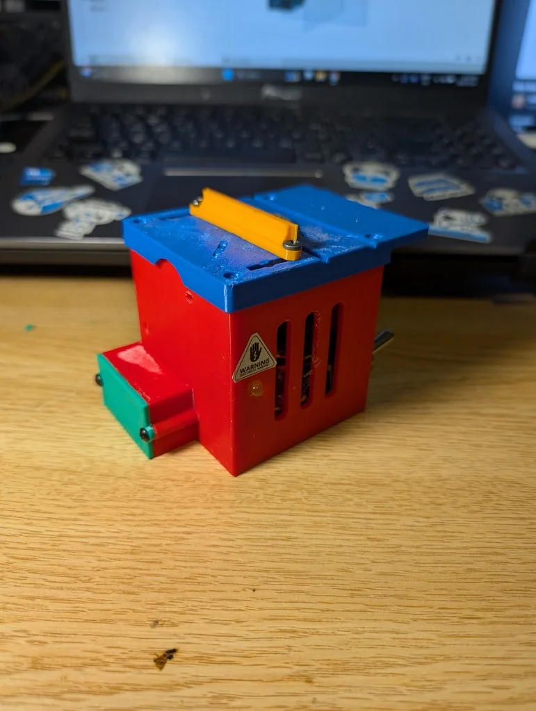 Самая маленькая настольная пила в мире