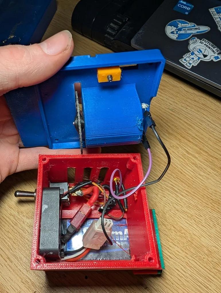 Самая маленькая настольная пила в мире