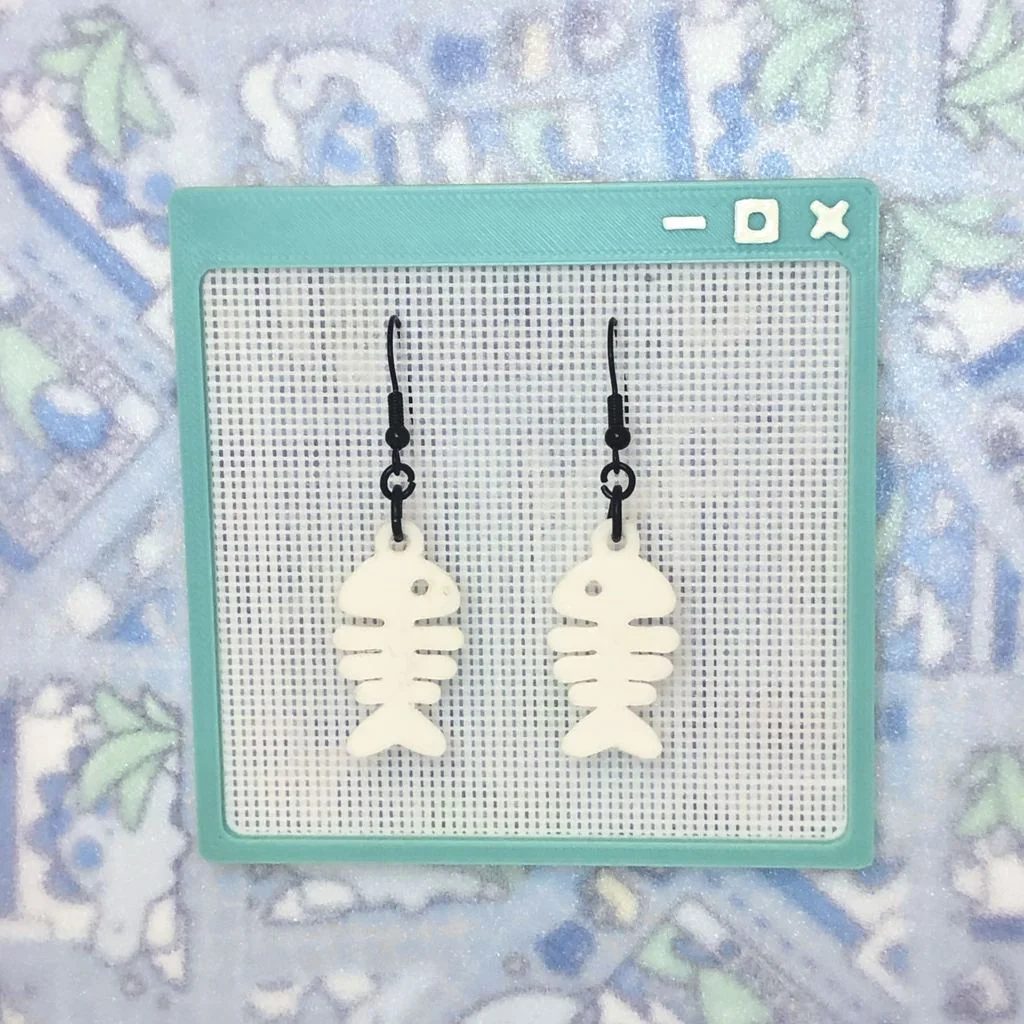 Модель ключницы, серег и значка в форме рыбьего скелета