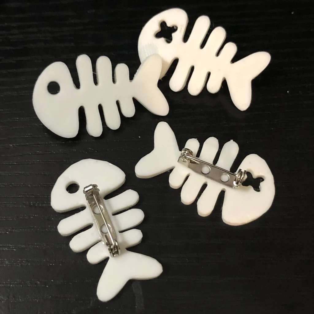 Модель ключницы, серег и значка в форме рыбьего скелета