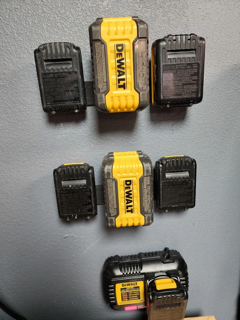 Крепление для трех батарей Dewalt