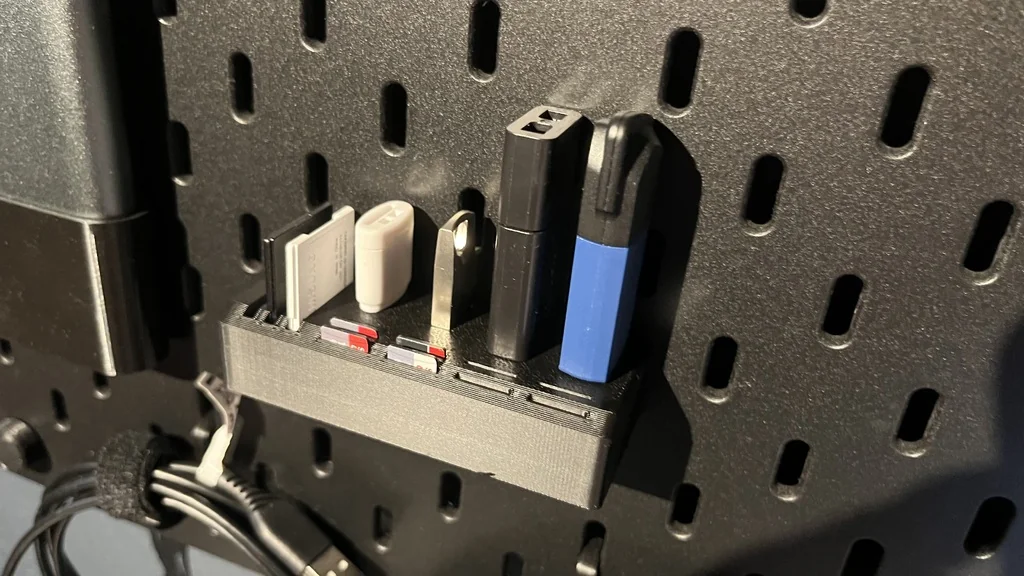 Держатель для USB и карт памяти Skådis