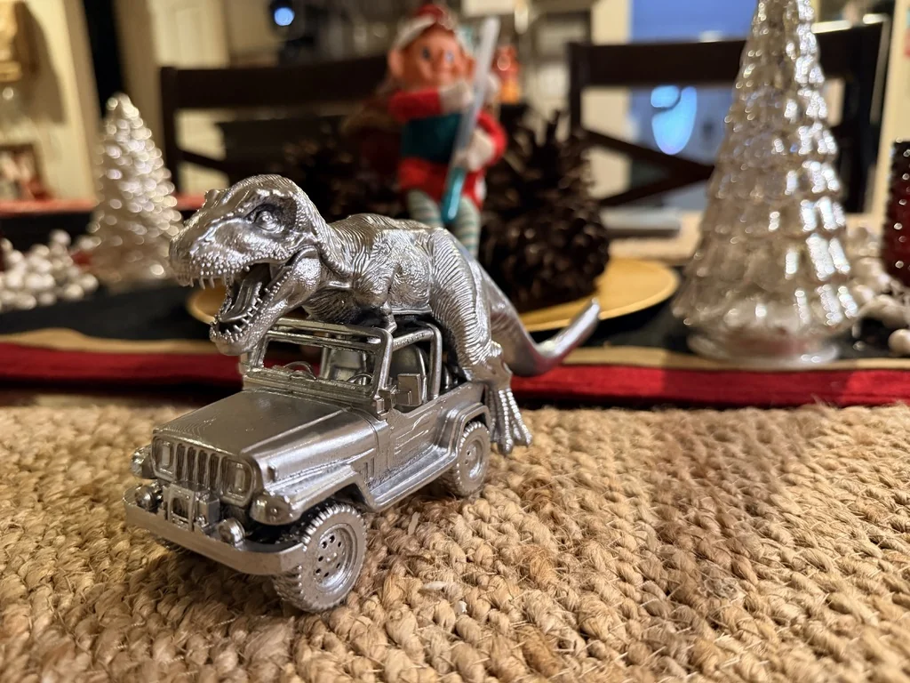 Модель Jeep и Тираннозавр Рекс