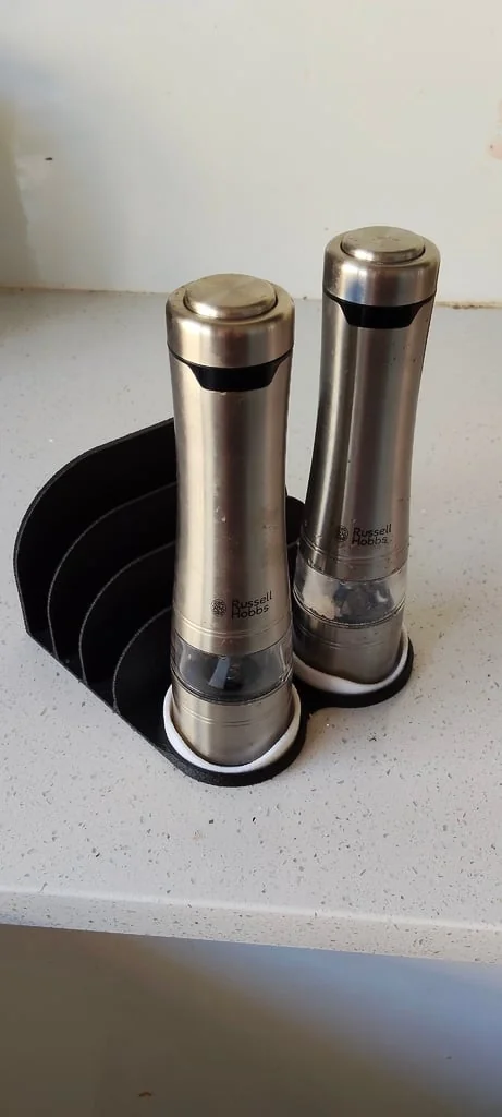 Подставка для разделочных досок с солонкой и перечницей