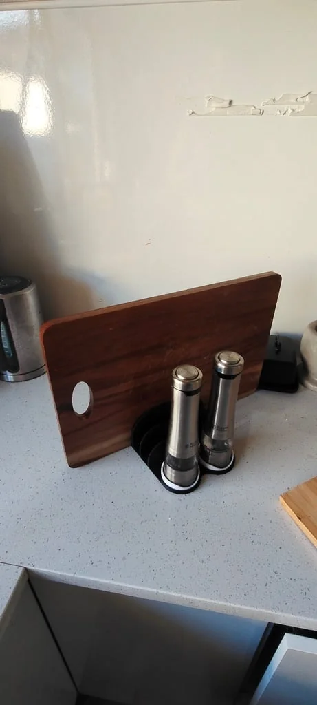 Подставка для разделочных досок с солонкой и перечницей