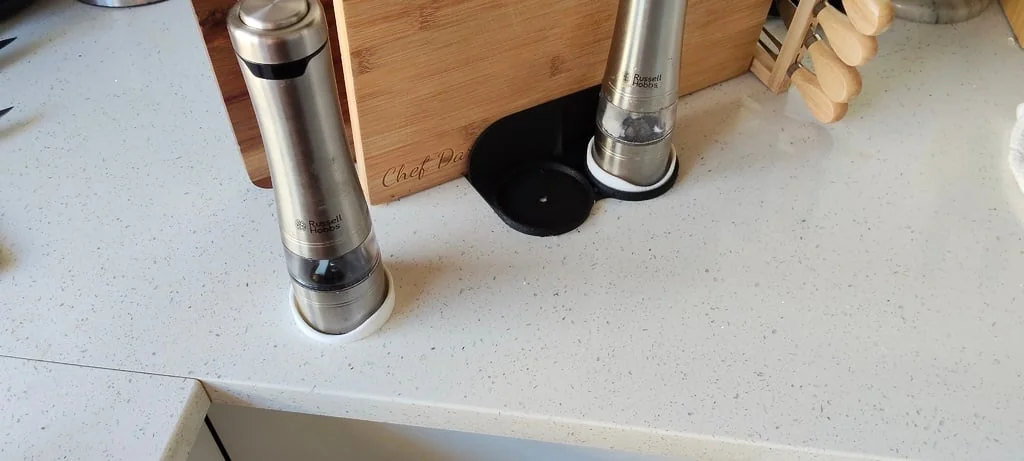 Подставка для разделочных досок с солонкой и перечницей