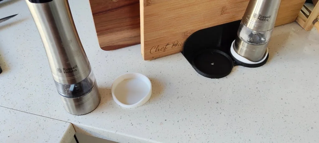 Подставка для разделочных досок с солонкой и перечницей