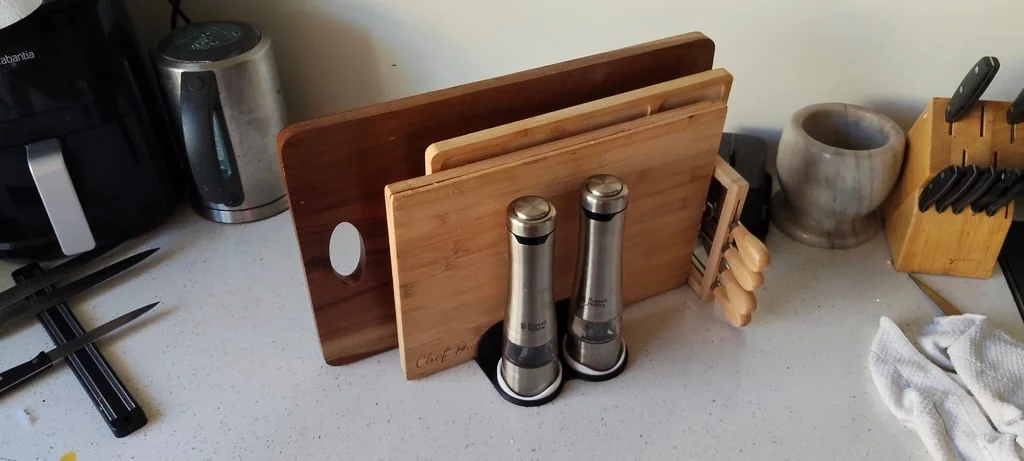 Подставка для разделочных досок с солонкой и перечницей