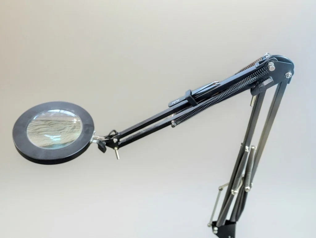 Крепление для пинцетов на лампу