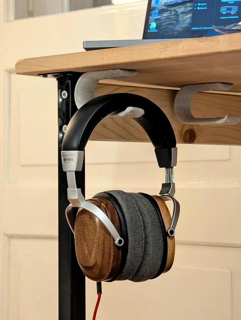Держатель для наушников под столом