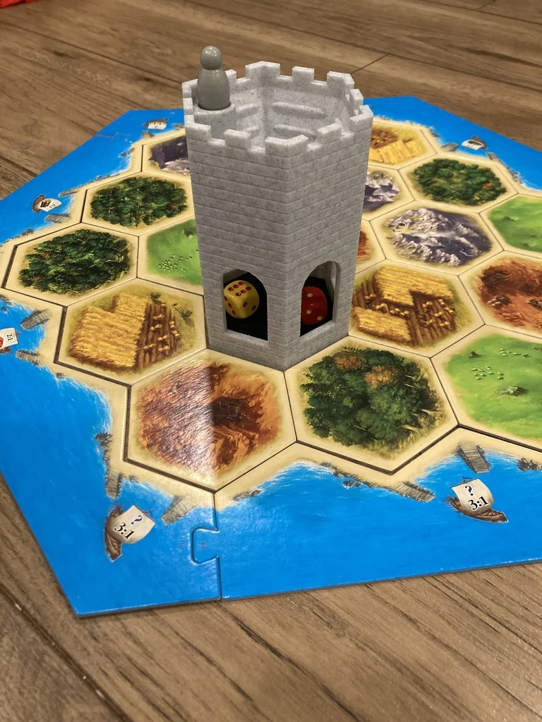 Кубическая башня для игры Catan