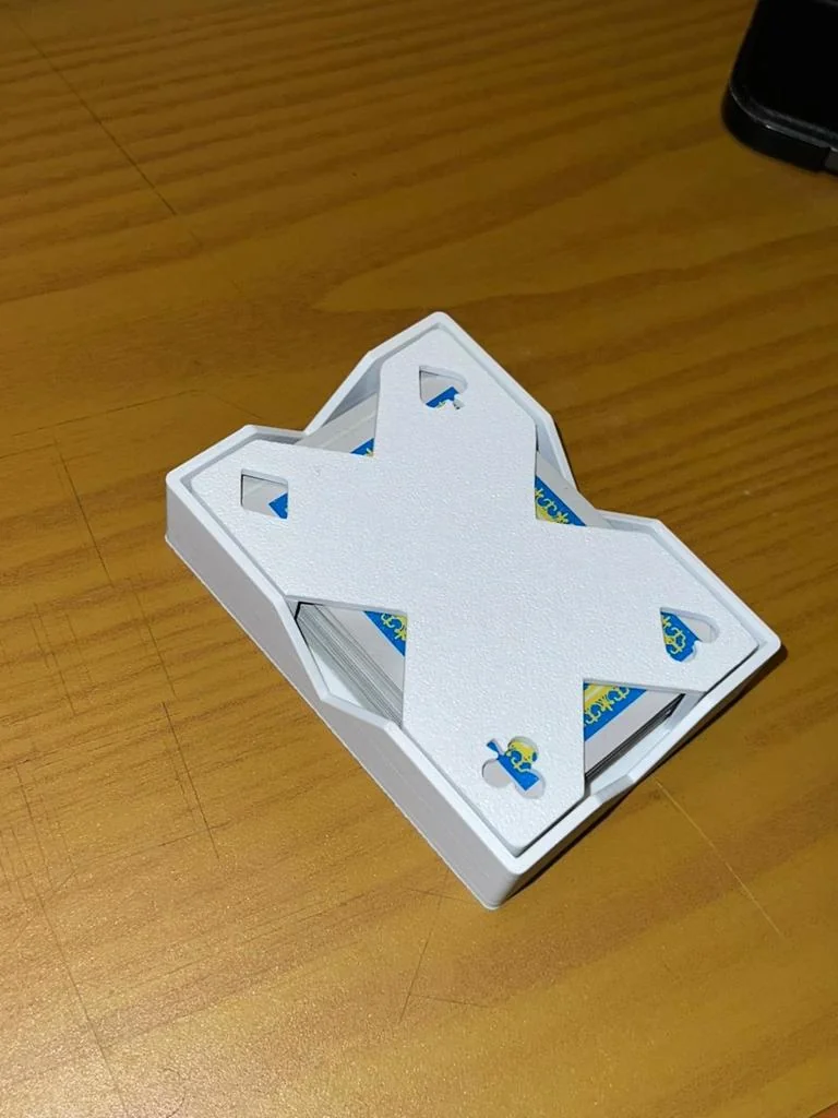 Двухсекционная коробка для хранения игральных карт