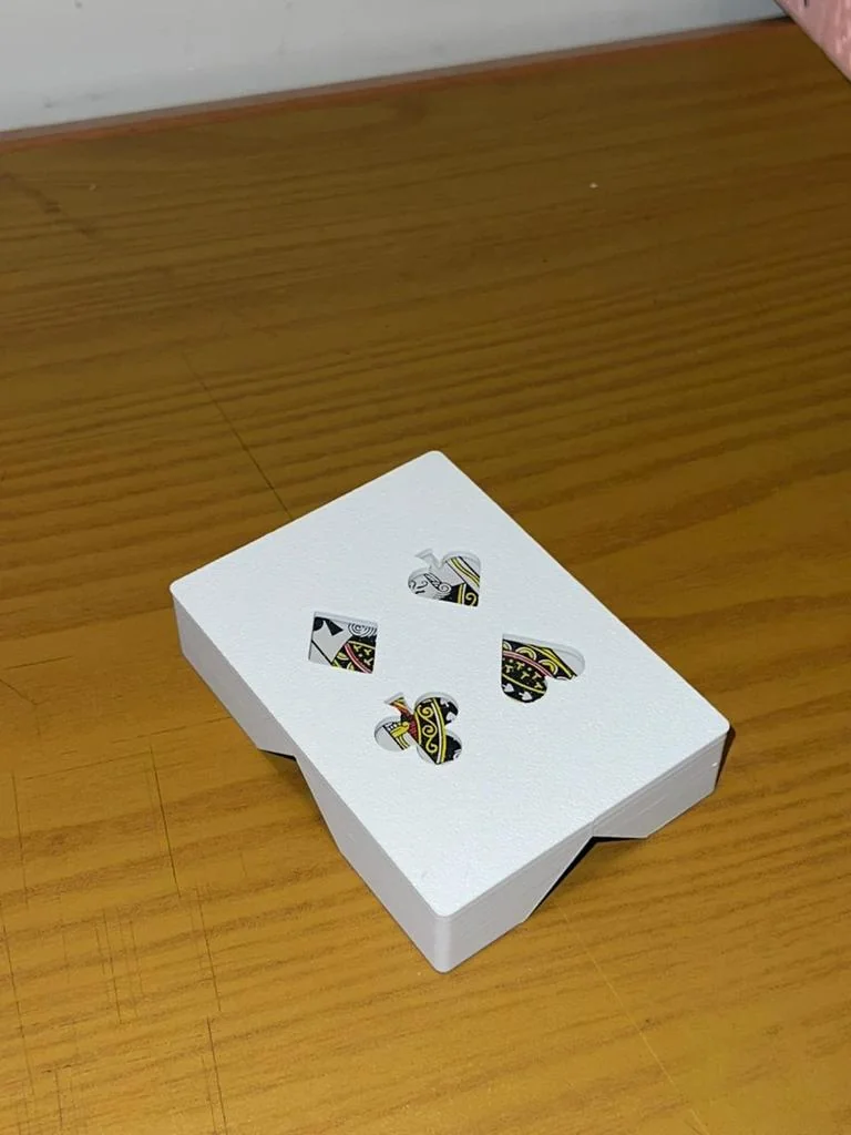 Двухсекционная коробка для хранения игральных карт