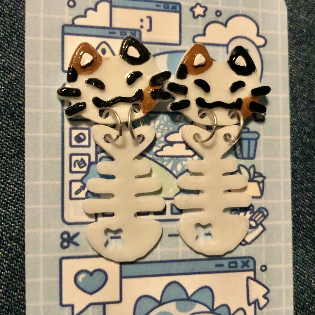 Серьги и булавки в форме котиков