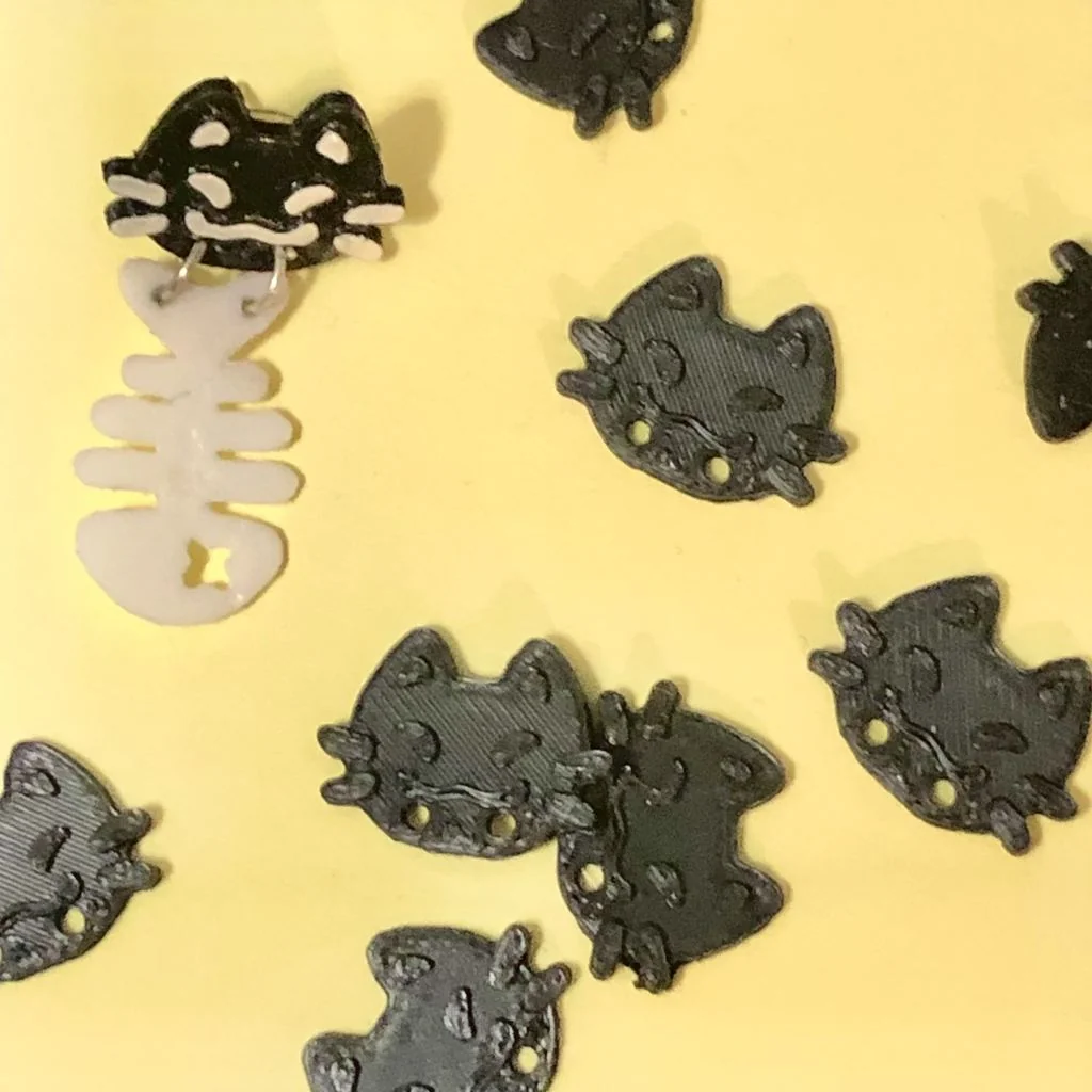 Серьги и булавки в форме котиков