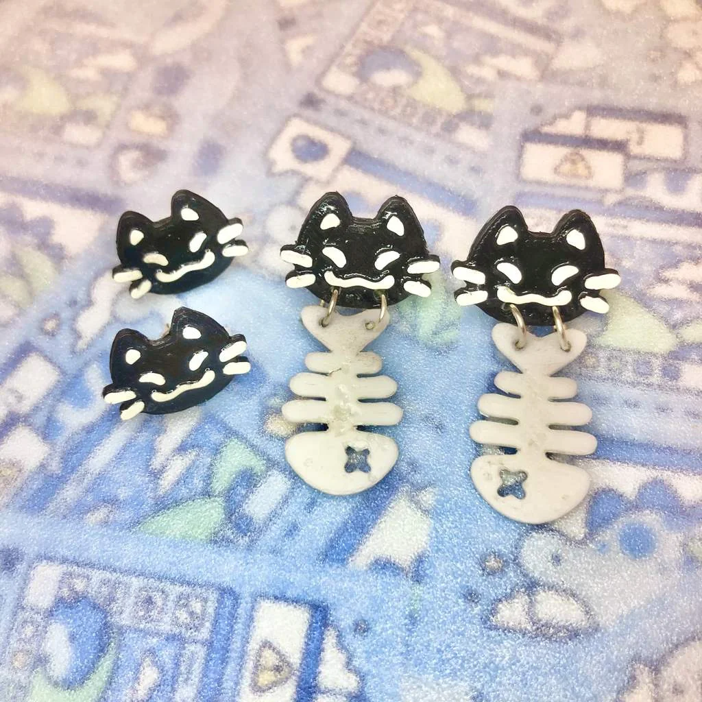 Серьги и булавки в форме котиков