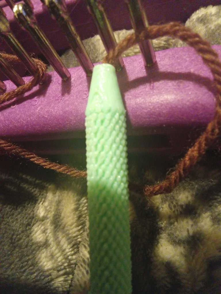 Модель Loom Pen для удобства работы с пряжей