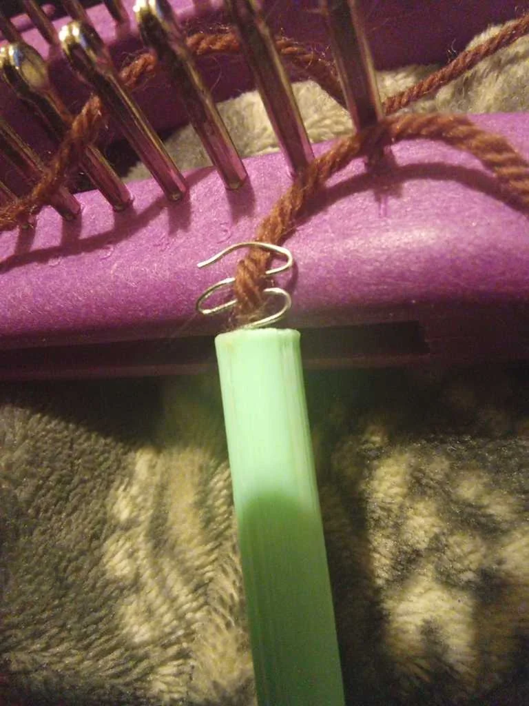 Модель Loom Pen для удобства работы с пряжей