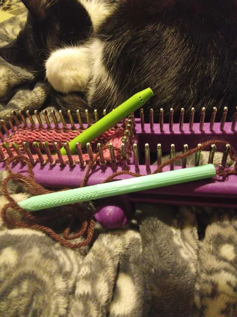 Модель Loom Pen для удобства работы с пряжей