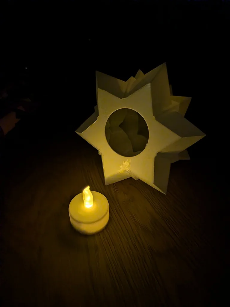 Геометрическая свеча в форме рождественской елки