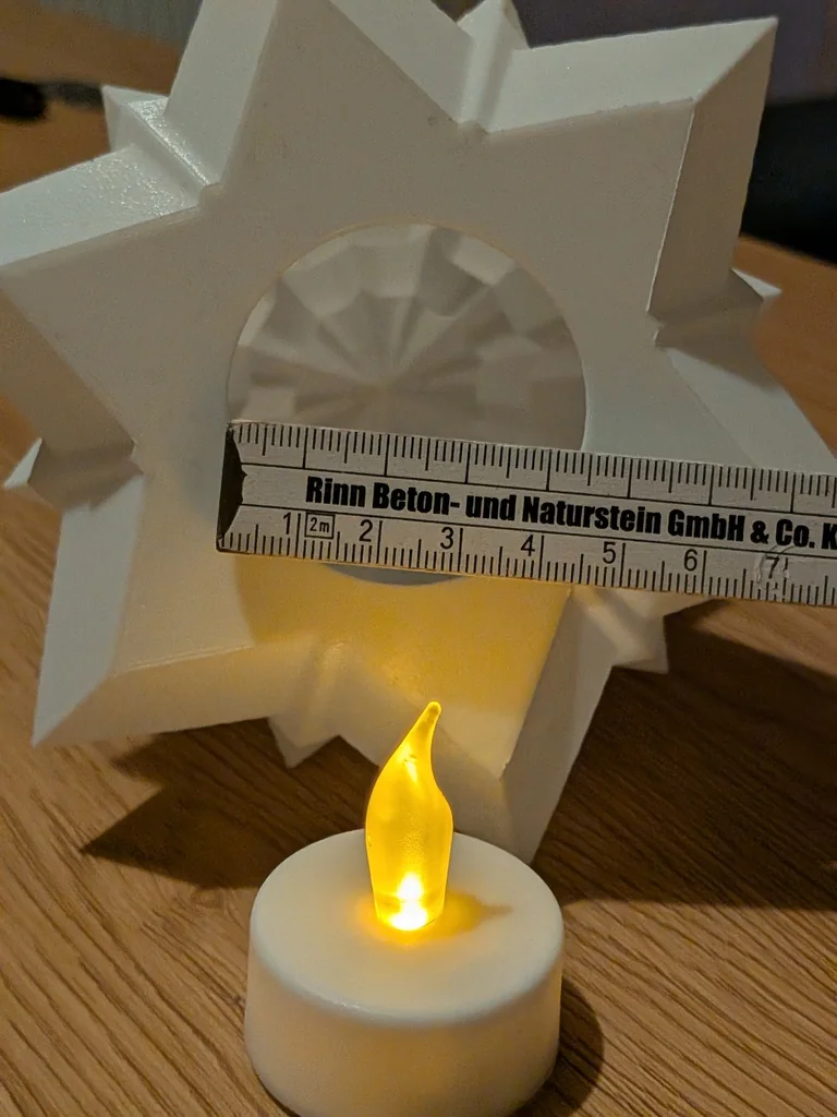 Геометрическая свеча в форме рождественской елки