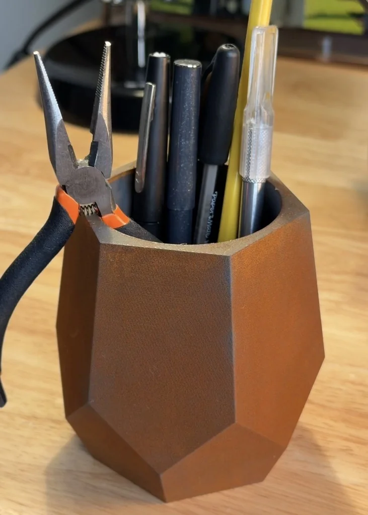 Геометрическая подставка для карандашей из железного филамента