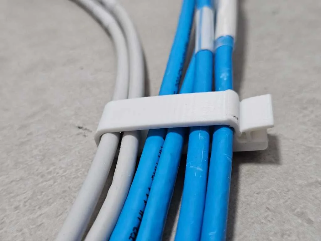 Гибкий зажим для управления кабелями