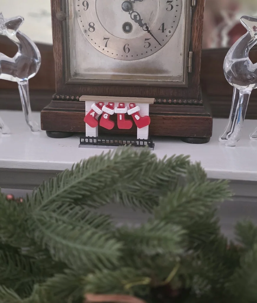 Миниатюрная рождественская каминная полка