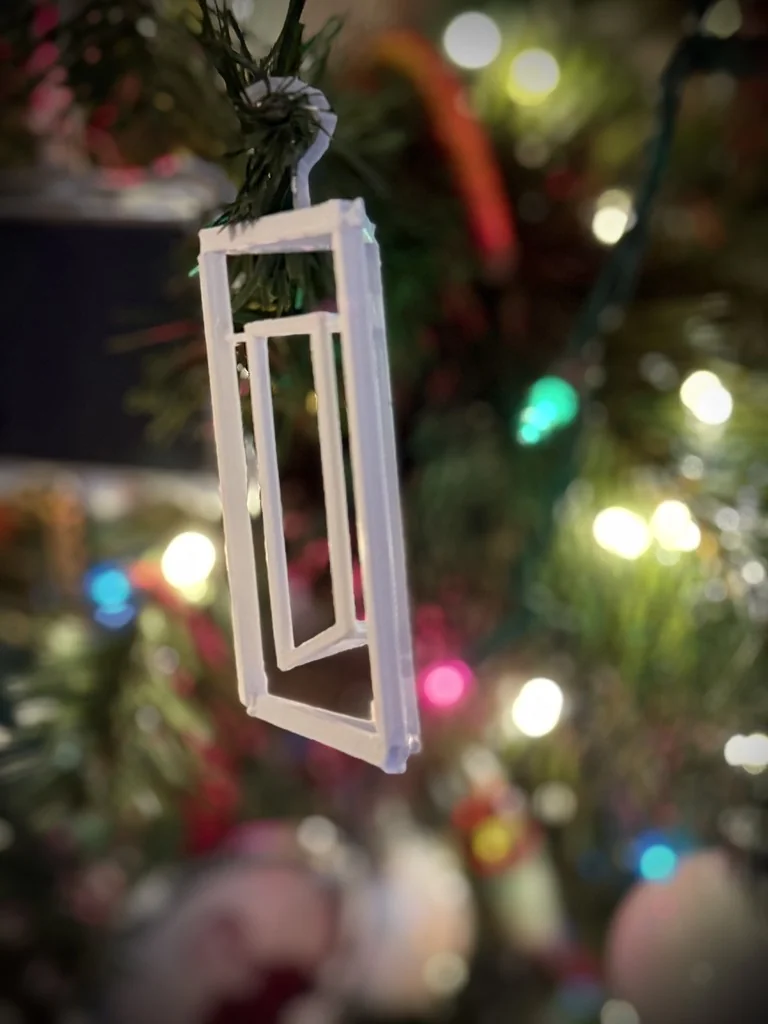 Елочная игрушка в форме двойной призмы