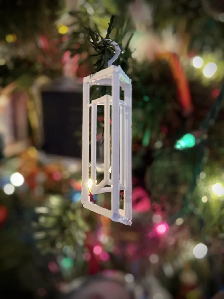 Елочная игрушка в форме двойной призмы