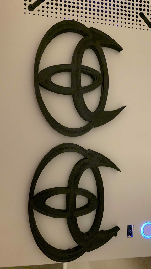 Логотип Toyota с демоническими рогами