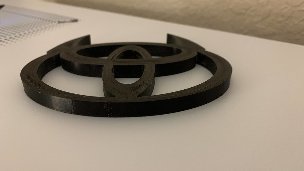 Логотип Toyota с демоническими рогами