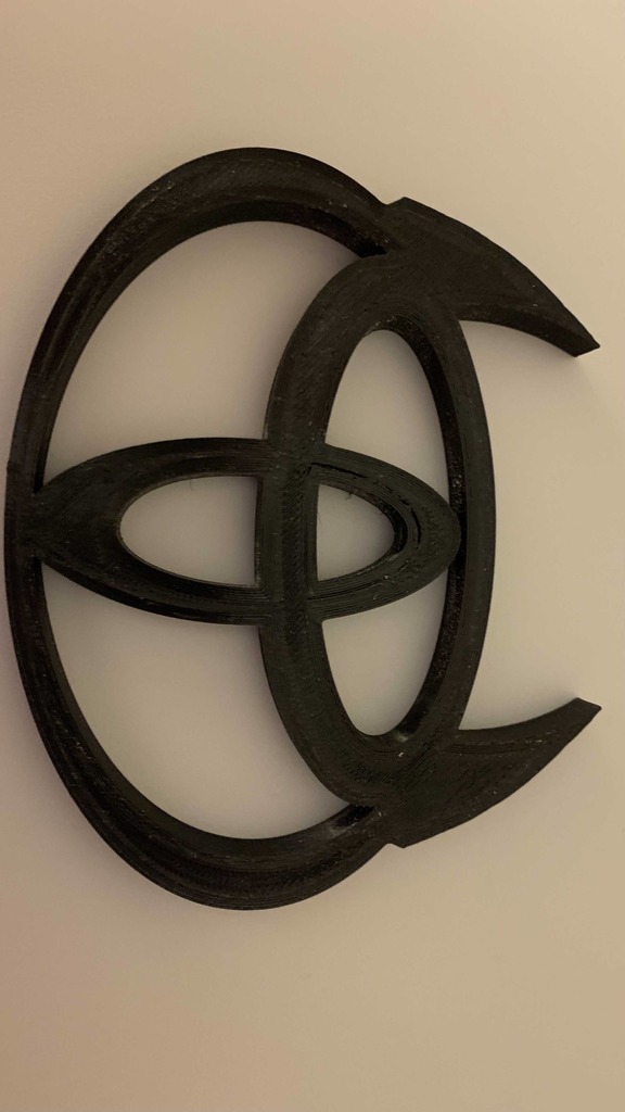 Логотип Toyota с демоническими рогами