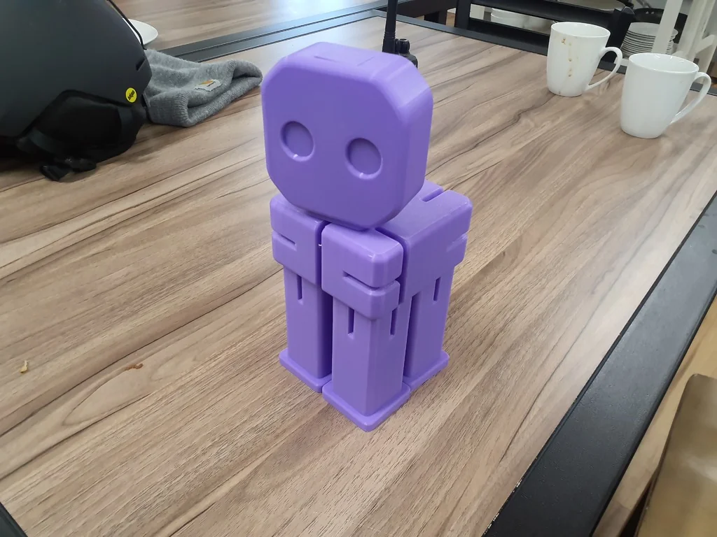 Позиционируемая фигурка с блокирующей головой