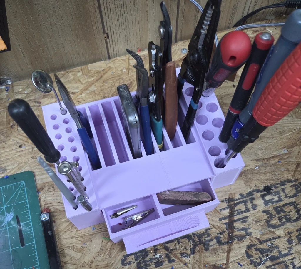 Подставка для инструментов на рабочем столе
