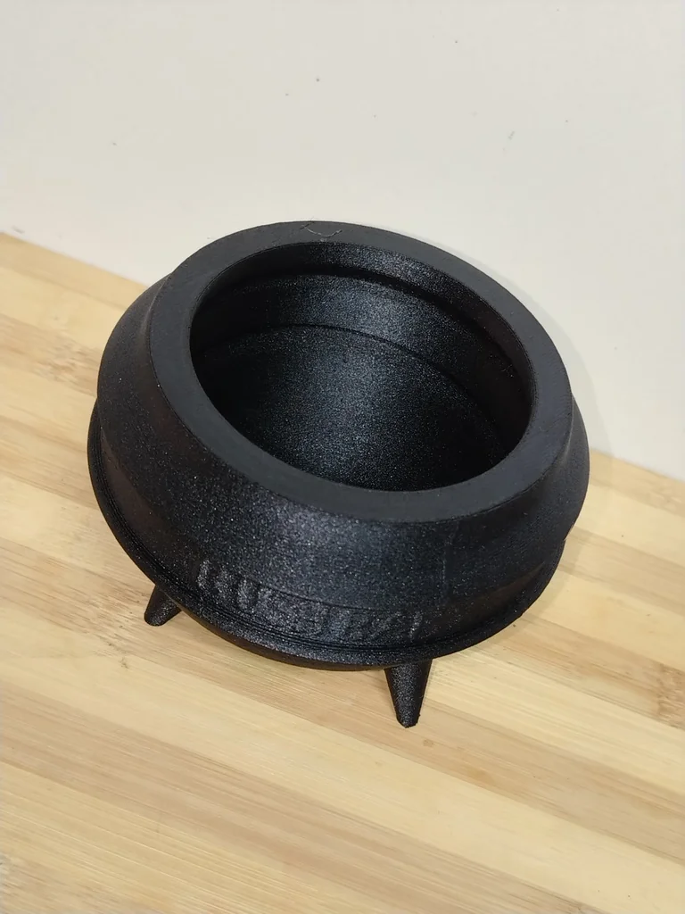 Растениеводческий горшок в форме традиционного котелка