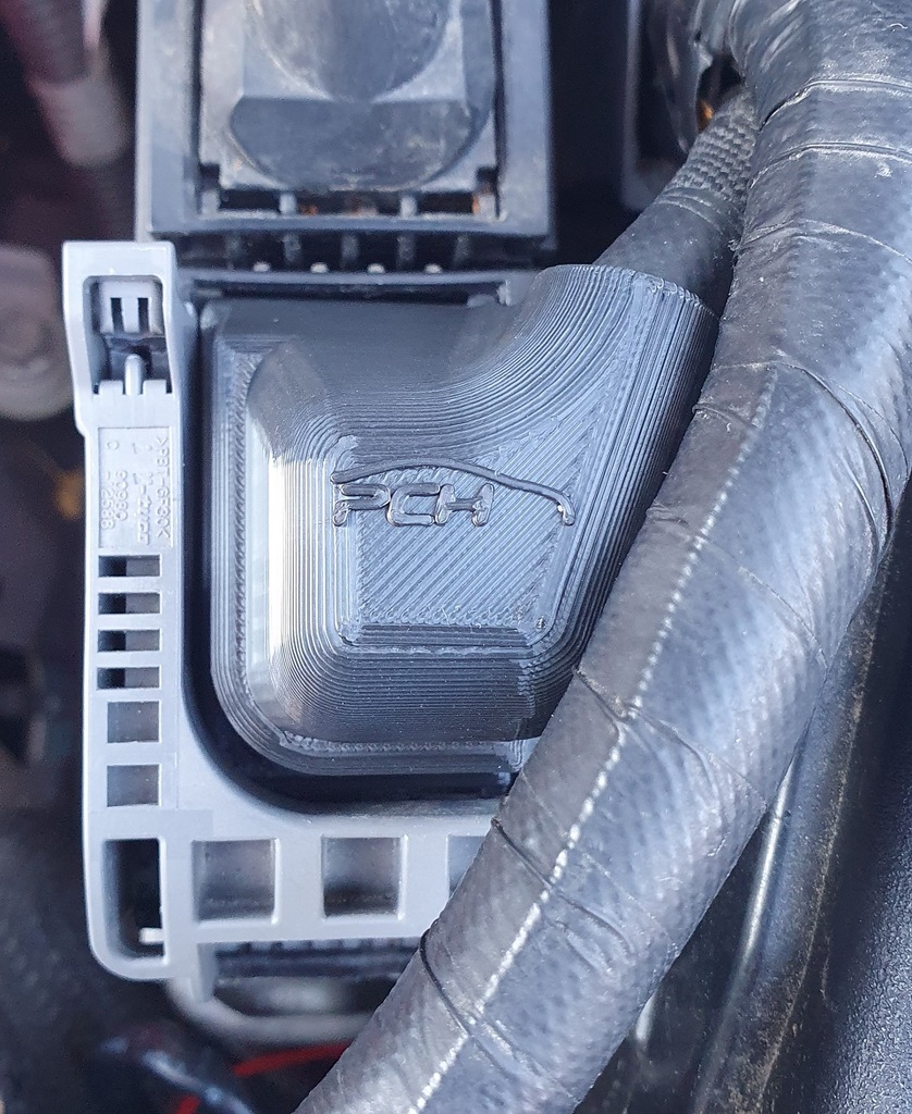 Крышка соединителя в районе блока предохранителей