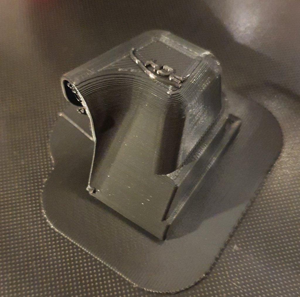 Крышка соединителя в районе блока предохранителей