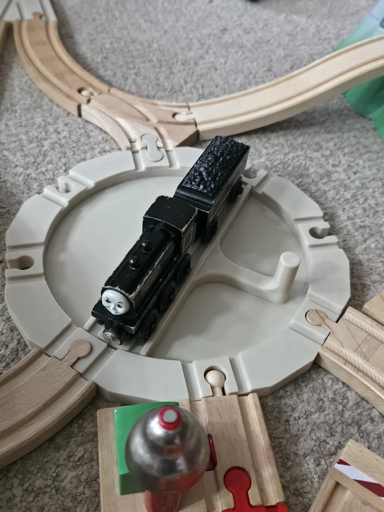 Деревянный железнодорожный большой поворотный стол