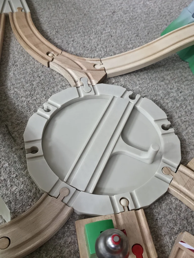 Деревянный железнодорожный большой поворотный стол