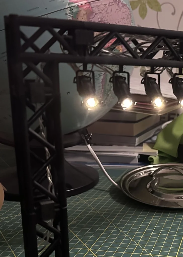 Модель сценической рамы с прожекторами