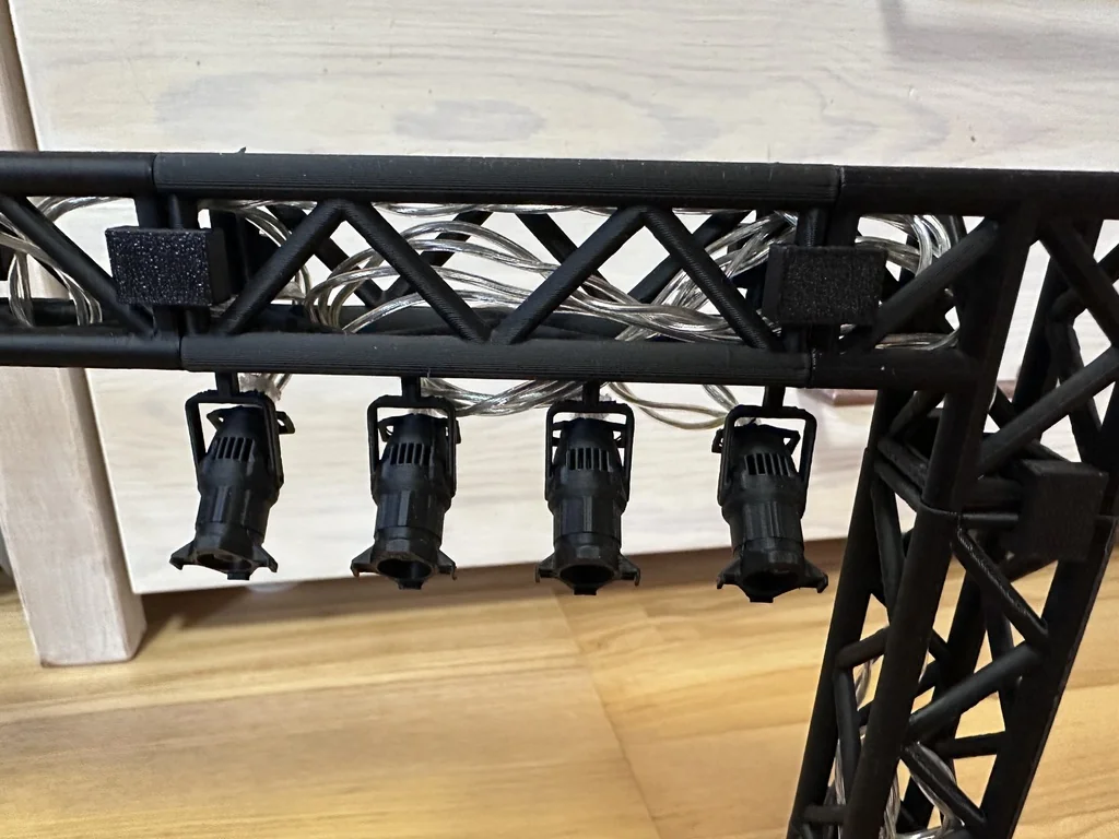 Модель сценической рамы с прожекторами