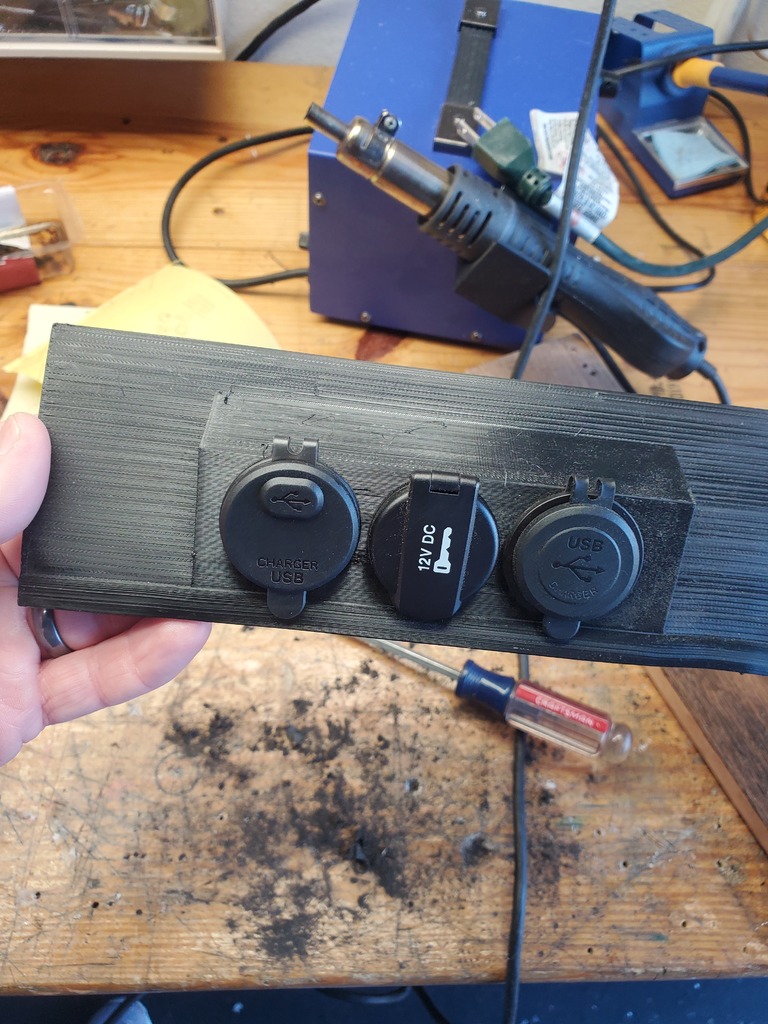 Вставка вспомогательного USB-выхода для Dodge Ram 1500 2017