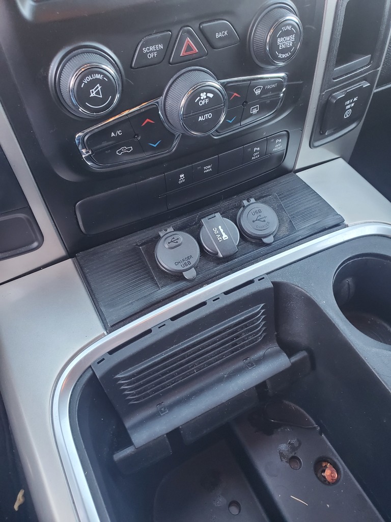 Вставка вспомогательного USB-выхода для Dodge Ram 1500 2017