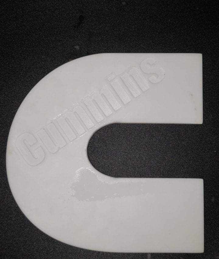 3D модель буквы C с текстом Cummins